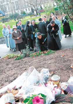 삼소회 회원들이 15일 영국 런던 시내 타비스톡스 스퀘어 가든을 방문해 지난해 7월 7일 이 인근에서 발생한 런던 폭탄테러 사건의 희생자들을 추모하며 헌화하고 있다. 런던=윤정국 문화전문기자