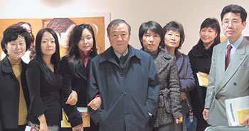 작가 윤후명 씨(가운데)의 등단 40년을 맞아 서울 종로구 인사동에서 문학그림전이 열렸다. 윤 씨가 이 행사를 기획한 소설가 제자들과 함께 포즈를 취했다. 김지영  기자