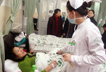 중국 지린성 옌볜 조선족자치구 옌볜대학교병원에서 연탄가스 중독 여성 환자 한명을 한 간호사가 돌보고있다. 연합