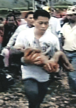 초등학교 수업중 날벼락17일 필리핀 중부 레이테 주의 한 마을에 산사태가 일어난 직후 한 남자가 어린이를 안고 달려가는 장면이 현지 TV인 ABS-CBN을 통해 방영됐다. 산사태는 수업을 막 시작한 초등학교를 덮쳐 어린이 희생자가 많았다. AP 연합뉴스