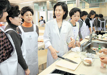 숙명여대 한국음식연구원 한영실 원장(왼쪽에서 네 번째)이 재외공관장 부인들과 음식을 만들면서 외국인 손님 초대에 얽힌 경험담을 나누고 있다. 전영한 기자