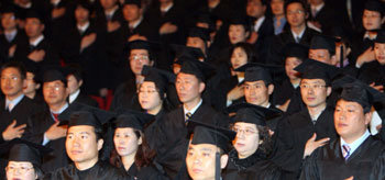 18일 오후 고려대 인촌기념관 대강당에서 열린 한국디지털대 2005년 전기 학위수여식에서 졸업생들이 국민의례를 하고 있다. 안철민  기자