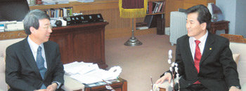 20일 정동영 열린우리당 의장(오른쪽)이 서울대 총장실로 정운찬 총장을 방문해 교육 문제 등에 대해 의견을 나눴다. 정세진 기자