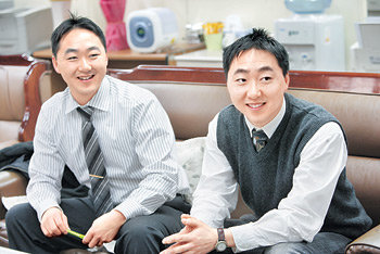 노르웨이로 입양된 쌍둥이 형제 스테인 리 호베(32·오른쪽), 오드 리 호베 씨가 20일 한국의 경찰제도를 조사하기 위해 모국을 방문했다. 이들은 가족과 친부모와 관련된 질문에는 함구했다. 사진 제공 경찰청