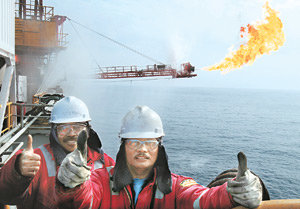“LNG 채굴 해냈어요”동해 대륙붕에서 22만 t가량의 액화천연가스를 생산할 수 있는 새 가스층이 발견됐다. 울산 앞바다에 있는 고래 14구조의 가스층 시추 현장. 사진 제공 한국석유공사