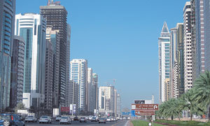 사막의 마천루 두바이 시내 중심가인 셰이흐자이드 도로를 따라 고층 빌딩이 빽빽하게 솟아 있다. 우리가 흔히 떠올리는 중동의 풍경과는 거리가 멀다. 두바이=손효림  기자