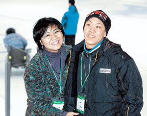 세계 장애인 최고의 스프린터를 꿈꾸는 이영석(오른쪽)과 아들이 스케이트 타는 것을 지켜보는 게 가장 행복하다는 어머니 김미리 씨. 춘천=원대연  기자