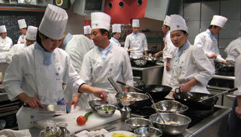 핫토리영양전문학교 학생들이 4명씩 조를 이뤄 중국요리를 만들고 있다. 음식쓰레기를 없애기 위해 완성된 요리는 학생들이 전부 먹는 것이 이 학교의 원칙이다. 도쿄=천광암 특파원