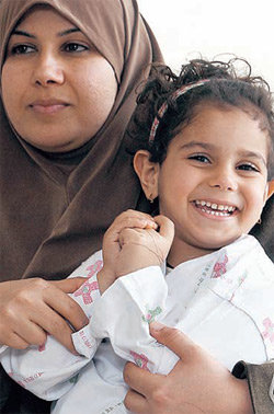 한국국제협력단(KOICA) 등의 도움으로 방광질환을 치료받기 위해 26일 입국한 이라크 어린이 샤히나즈 알리 양(오른쪽)이 어머니의 품에 안겨 웃고 있다. 박영대 기자