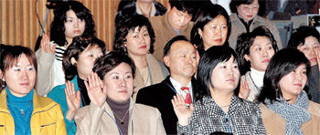 26일 서울 고려대 인촌기념관에서 열린 2006학년도 한국디지털대 전기 입학식에서 신입생들이 입학 선서를 하고 있다. 김미옥 기자