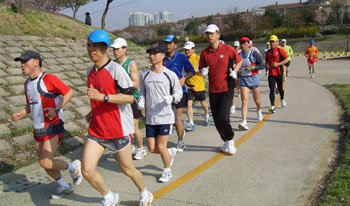 분당검푸마라톤클럽 회원들이 분당 근교 산책길에서 훈련을 하고 있다. 사진 제공 분당검푸마라톤클럽