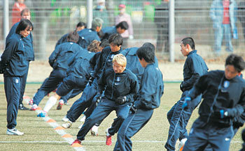 왕복달리기 체력테스트 한국축구대표팀 선수들이 ‘셔틀런’을 하고 있다. 거스 히딩크 감독 때도 등장했던 ‘셔틀런’은 20m 왕복 달리기. 훈련의 강도가 높아 선수들 사이에서는 지옥훈련으로 불린다. 연합뉴스