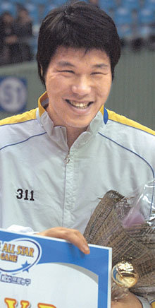 최우수선수에 선정된 매직팀 서장훈(삼성)이 활짝 웃고 있다. 연합뉴스