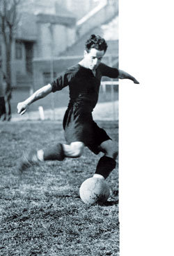 ‘월드컵 초대 득점왕.’ 1930년 열린 제1회 우루과이 월드컵에서 8골로 득점왕에 오른 아르헨티나의 기예르모 스타빌레. 월드컵이 끝난 지 3년 뒤인 1933년 12월 한 경기에서 스타빌레가 슈팅하고 있는 모습. AFP 본사 특약
