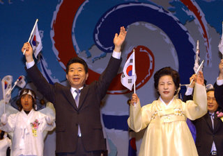 노무현대통령이 1일 세종문화회관에서 열린 삼일절 기념식에서 기념사를 하고 있다. 청와대사진기자단