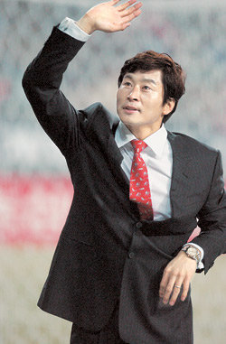 1994년과 1998년 월드컵 때 축구대표팀 골잡이로 활약했던 김도훈(36) 성남 일화 코치가 한국-앙골라 평가전 하프타임 때 열린 은퇴식에서 그라운드를 돌며 팬들에게 감사 인사를 하고 있다. 연합뉴스