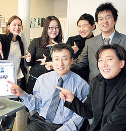 프랑스어권 지역 대상 한국 홍보 사이트 ‘라 코레’를 운영하는 이승유 홍보관(앞줄 왼쪽)과 김미정 대표(오른쪽). 금동근 기자