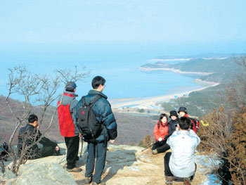 2일 인천 중구 무의도를 찾은 등산객이 호룡곡산 정상에서 기념 촬영을 하고 있다. 산 아래로 해안가를 따라 펼쳐진 섬 전경이 한눈에 들어온다. 사진 제공 무의아일랜드패밀리펜션