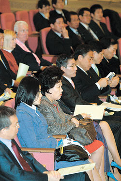 2일 서울 여의도 전경련회관에서는 뉴라이트전국연합이 우파운동가를 양성하기 위해 세운 목민정치학교 창립식이 열렸다. 참석자들이 김진홍 뉴라이트전국연합 상임의장의 축사를 경청하고 있다. 연합뉴스