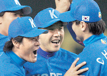 “그림 같았어”대만과의 경기에서 9회를 실점 없이 막아 2-0 승리를 지킨 박찬호(오른쪽)가 이종범(왼쪽), 박진만(가운데)과 함께 환호성을 터뜨리고 있다. 도쿄=연합뉴스