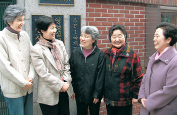 국제가톨릭형제회 회원인 한정인 안양전진상복지관 고문(오른쪽에서 두 번째)이 오랜만에 서울 명동 전진상복지관을 찾아 회원들과 함께 담소를 나누고 있다. 서정보 기자