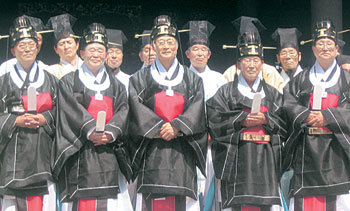 5일 대만 타이베이 공묘 대성전 앞에서 석전대제를 치른 한국 박약회 회원들. 타이베이=권재현 기자