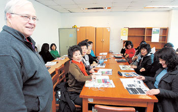 서울 용산구 갈월동 갈월종합사회복지관에서 영어를 가르치는 미8군 군무원인 돈 로하우저 씨. 신원건 기자