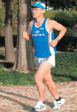 현대자동차 김광복 씨가 지난달 25, 26일 대만에서 열린 ‘24시간 주(走) 세계선수권대회’에서 역주하는 모습. 그는 233.522km의 한국신기록을 세우며 9위에 올랐다. 울산=연합뉴스