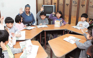 서울 성북구의 한 영어유치원에서 취학 전 아이들이 원어민 교사에게서 영어를 배우고 있다. 초등학교 1학년부터 영어를 가르치겠다는 교육 당국의 발표 이후 유아 영어교육에 대한 관심이 높아지고 있다. 동아일보 자료 사진