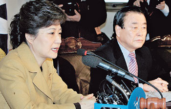 한나라당 박근혜 대표(왼쪽)가 6일 서울 강서구 염창동 당사에서 열린 최고위원회의에서 소속 의원들의 무책임한 발언을 좌시하지 않겠다고 경고하고 있다. 이종승  기자