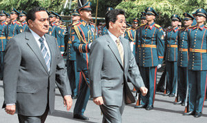 韓-이집트 정상 의장대 사열아프리카 3개국 순방에 나선 노무현 대통령(오른쪽)이 7일 첫 순방국인 이집트의 카이로 시내 대통령궁에서 열린 공식환영식에서 호스니 무바라크 이집트 대통령과 함께 의장대를 사열하고 있다. 카이로=석동률 기자