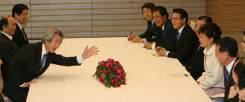 “이 수비에 막혀 졌습니다”일본을 방문 중인 박근혜 대표 등 한나라당 대표단이 8일 오전 고이즈미 준이치로 일본 총리를 총리 관저에서 만나 환담했다. 고이즈미 총리가 5일 도쿄에서 열린 월드베이스볼클래식(WBC) 한일전에서 한국팀 우익수 이진영 선수의 멋진 수비 때문에 일본이 졌다며 이 선수의 수비 동작을 흉내내고 있다. 도쿄=국회사진기자단