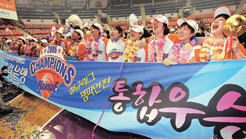 우리은행이 8일 신한은행과의 여자프로농구 챔피언결정 4차전에서 극적인 역전승을 거두며 겨울리그 우승컵을 안았다. 선수들이 우승을 자축하는 플래카드를 앞세운 채 환호하고 있다. 연합뉴스