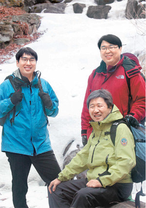 서울 서초구 청계산에 오른 이인정 대한산악연맹 회장과 두 아들 상현(왼쪽) 대현 씨. 두 아들은 아버지와 함께 하는 산행을 통해 인생을 배웠다고 한다. 변영욱  기자