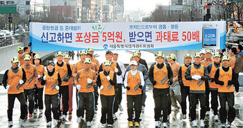 청계천을 배경으로 포즈를 취한 중앙선거관리위원회 공명이마라톤클럽 회원들. 이들은 12일 열리는 2006 서울국제마라톤대회 겸 제77회 동아마라톤대회에서 ‘공명선거’ 구호를 등에 붙이고 뛸 예정이다. 홍진환 기자