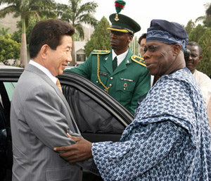나이지리아를 국빈 방문하고 있는 노무현 대통령(왼쪽)이 9일(현지 시간) 아부자 대통령궁에서 열린 공식 환영식에서 올루세군 오바산조 나이지리아 대통령과 악수하고 있다. 아부자=석동률  기자