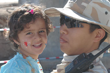 11일 오전(현지 시간) 민사작전의 일환으로 이라크 아르빌 지역 외곽의 피르라쉬 마을을 방문한 자이툰부대원이 이라크 소녀를 안고 있다. 이 소녀는 장병들을 보자 달려와 품에 안겼다. 아르빌=윤상호 기자