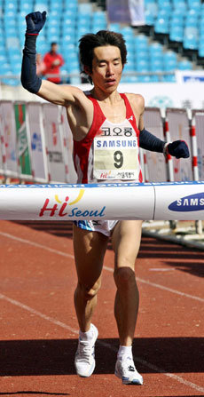 “다시 시작이다”지영준이 2006 서울국제마라톤대회 겸 제77회 동아마라톤대회 남자부에서 4위(2시간 12분 08초)로 결승선을 통과하고 있다. 특별취재반