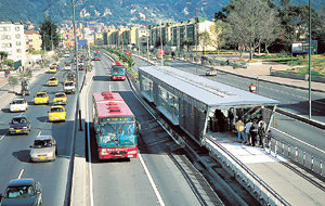 버스가 기반이 되는 보고타 시의 급행교통체계 ‘트란스밀레니오’의 정류장. 현재 총연장 41km인 중앙버스전용차로는 2016년까지 388km로 늘어나게 된다. 사진 제공 보고타 시