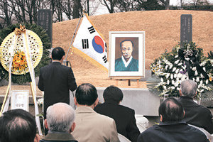 13일 석오 이동녕 선생 66주기 추모 제전 참석자들이 선생의 묘소 앞에서 고인을 기렸다. 이훈구 기자