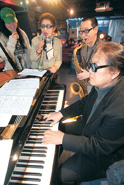 재즈 피아니스트 신관웅 씨가 21일 자신의 재즈 인생 40년을 기념하는 콘서트를 연다. 12일 서울 마포구 서교동의 재즈바에서 신 씨가 무대에 함께 서는 후배 재즈 뮤지션 웅산 박성연 이정식 씨(왼쪽부터)와 호흡을 맞추고 있다. 원대연 기자