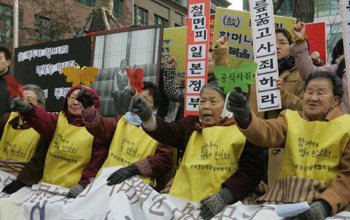 지난달 22일 서울 일본대사관 앞에서 열린 `일본군 위안부문제 해결을 위한 697차 수요시위`에 참가한 피해자 할머니들이 일본정부의 공식사과와 법적배상을 촉구하며 구호를 외치고 있다. 자료사진 동아일보