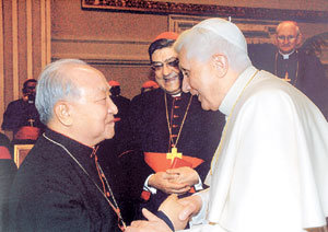 11일 정진석 추기경(왼쪽)이 서임 이후 처음으로 로마 교황청 베네딕토홀에서 교황 베네딕토 16세를 알현하고 있다. 가운데는 교황청 인류복음화성 장관인 크레센치오 세페 추기경. 사진 제공 서울대교구