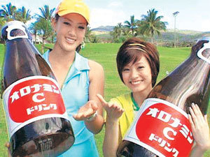 미셸 위(왼쪽)가 일본의 인기 배우 우에토 아야와 함께 일본 오쓰카제약의 비타민 음료 광고를 찍고 있는 모습. 사진 제공 위병욱 씨