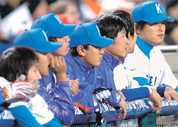 야구 종주국을 무릎 꿇리고 높은 시청률을 기록한 WBC 한미전의 한국팀 선수들. 동아일보 자료 사진