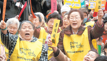일본군 위안부 피해자 할머니와 시민들이 15일 서울 종로구 중학동 주한 일본대사관 앞에서 700번째 수요시위에 참가해 군위안부 문제에 대한 일본 정부의 공식 사과와 배상을 요구하는 구호를 외치고 있다. 한국정신대문제대책협의회는 1992년 1월 8일부터 매주 집회를 열어 왔다. 원대연  기자