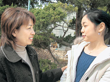 15일 경기 군포시의 한 식당 앞에서 대화를 나누는 ‘피겨 요정’ 김연아(오른쪽)와 어머니 박미희 씨. 군포=김성규 기자