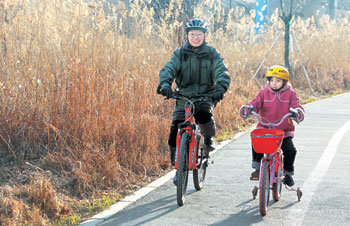 12일 오후 서울 강남구 양재천에서 김현 변호사와 딸 민희 양이 자전거를 타고 있다. 변영욱 기자