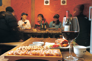 동호회원들이 12일 서울 종로구 관훈동 ‘식객’에서 와인과 삼합을 즐기고 있다.