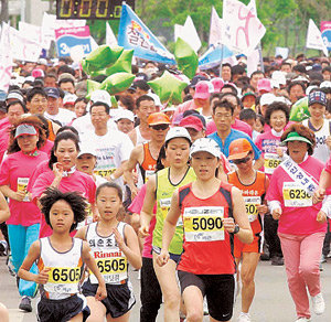 마라톤을 처음하는 여성들은 걷기부터 시작해 차츰 달리는 시간을 늘려나가는 것이 좋다. 동아일보 자료사진